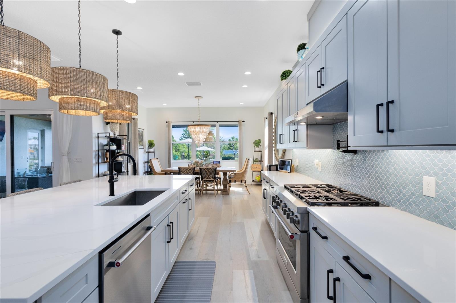 LAUREL POINTE - Residential