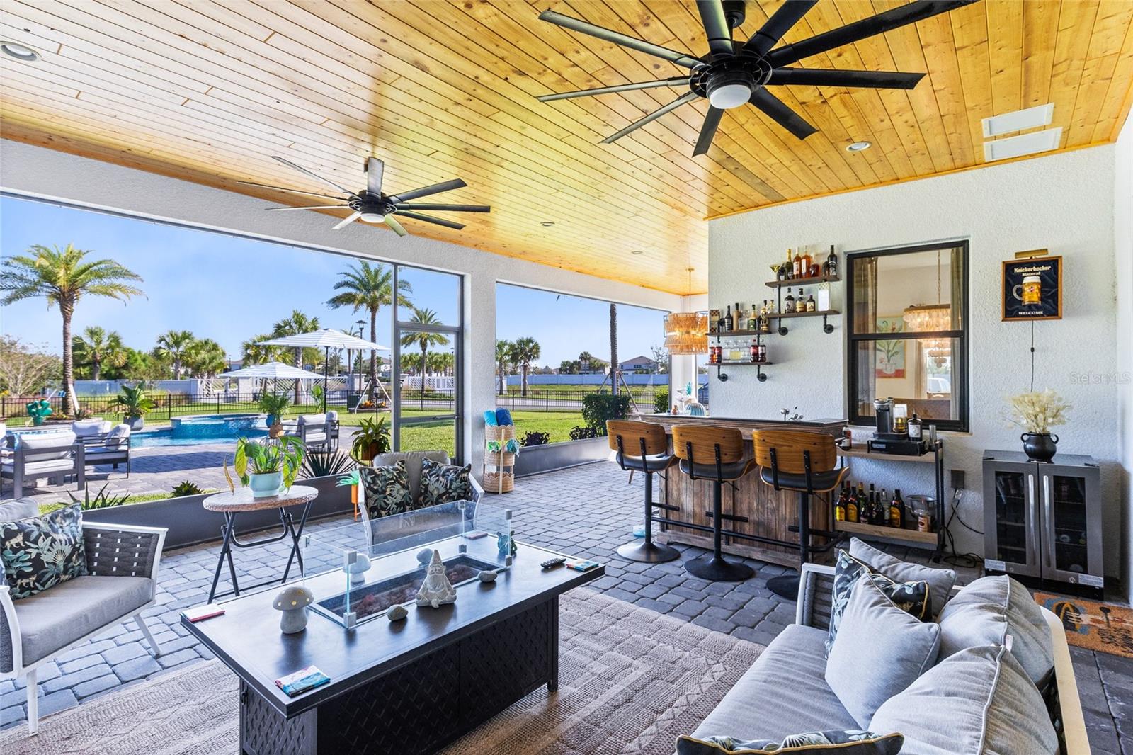 LAUREL POINTE - Residential