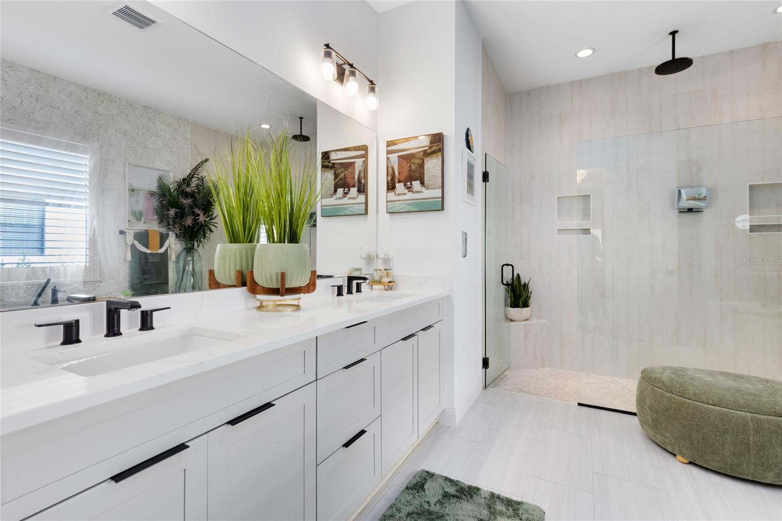 LAUREL POINTE - Residential