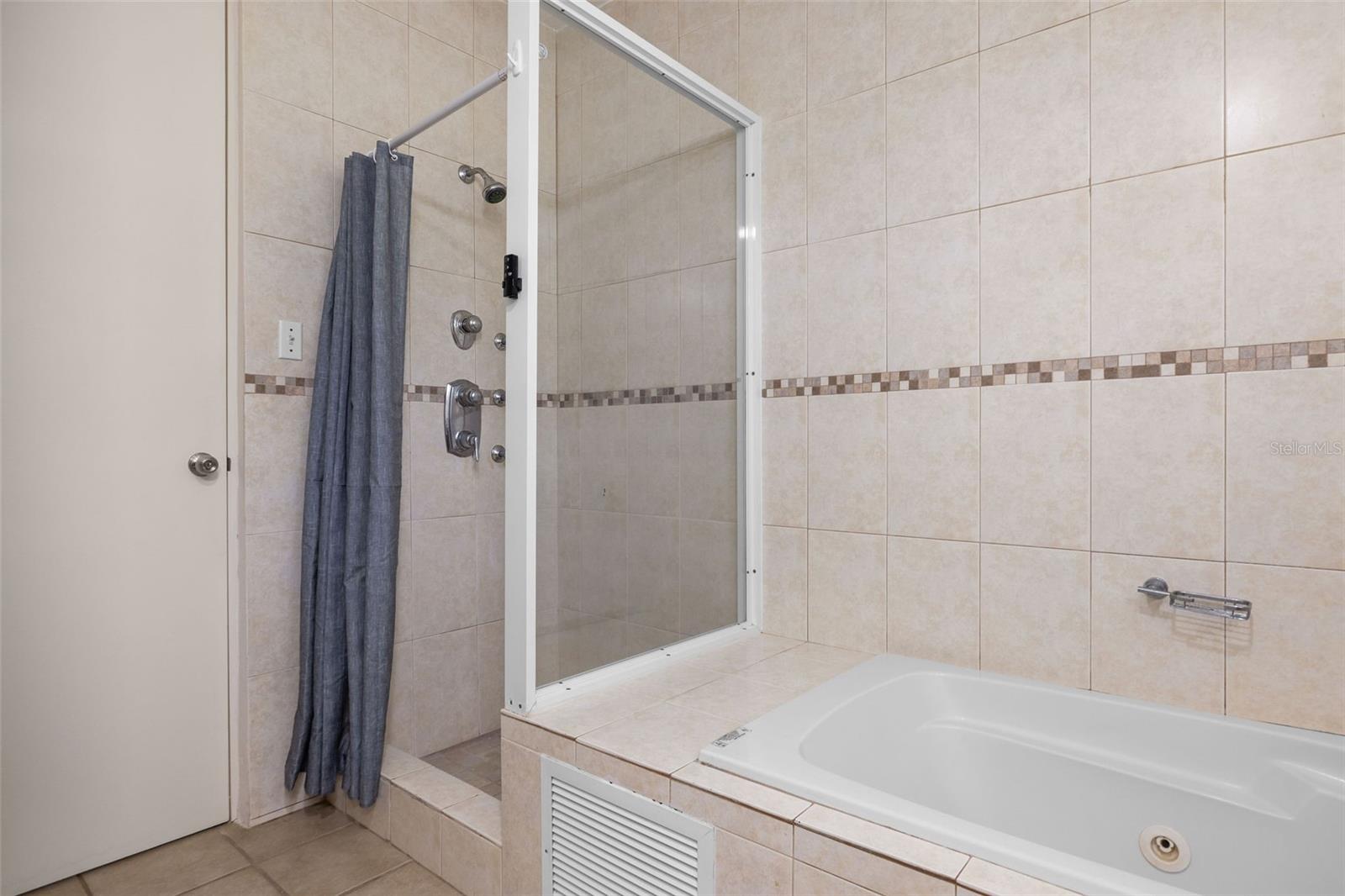 COND HARBOUR LAKES - Residential