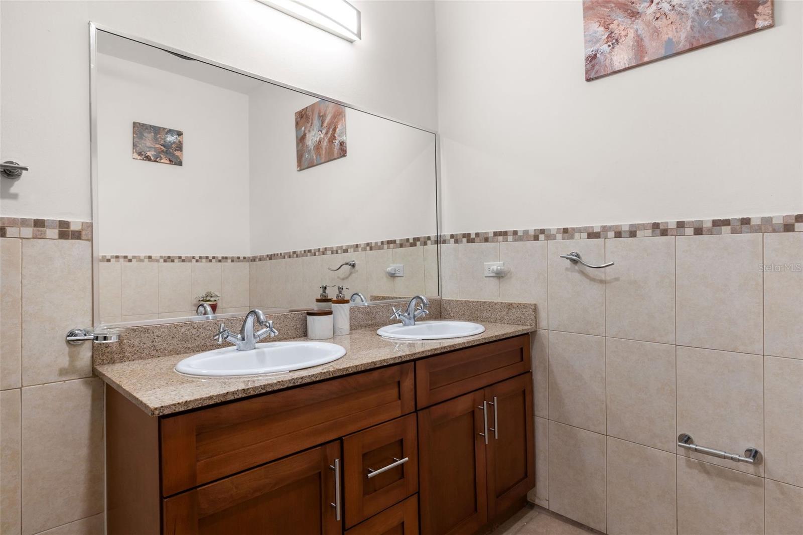 COND HARBOUR LAKES - Residential