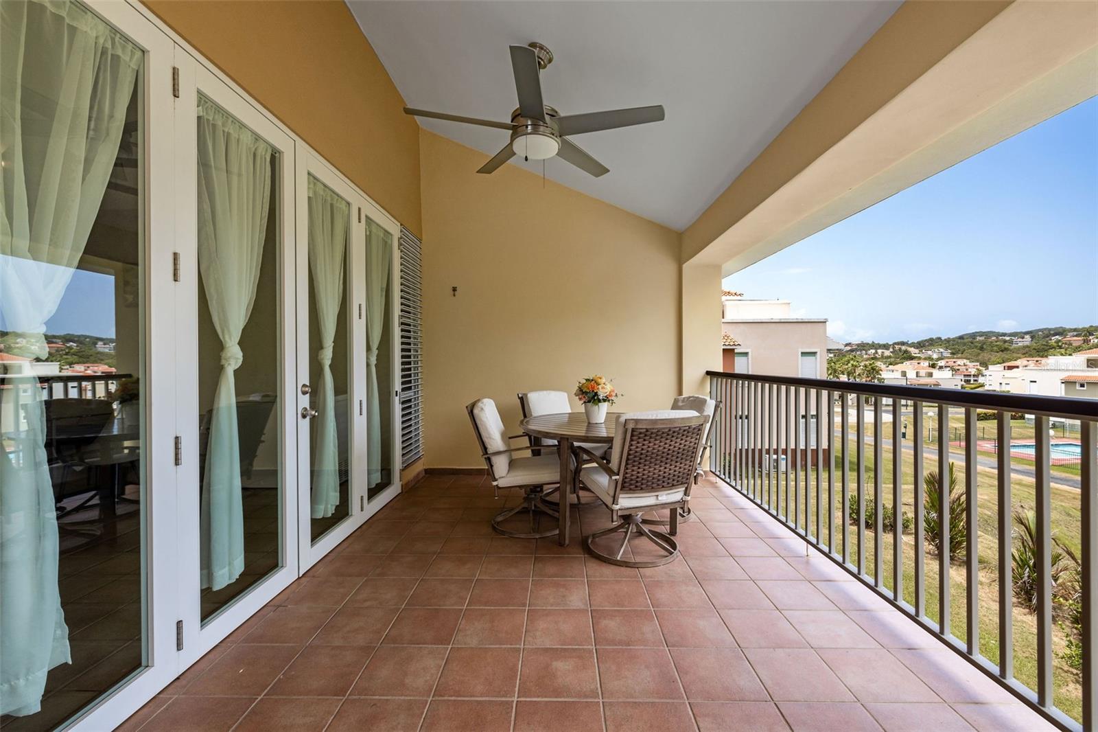 COND HARBOUR LAKES - Residential