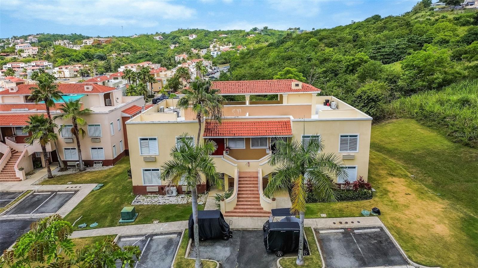 COND HARBOUR LAKES - Residential