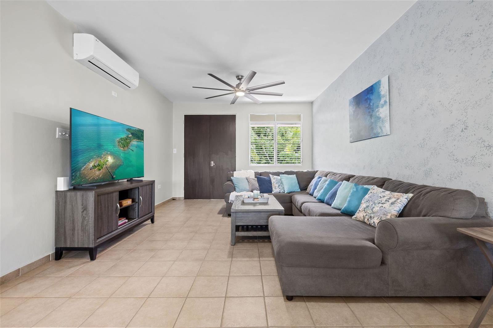 COND HARBOUR LAKES - Residential