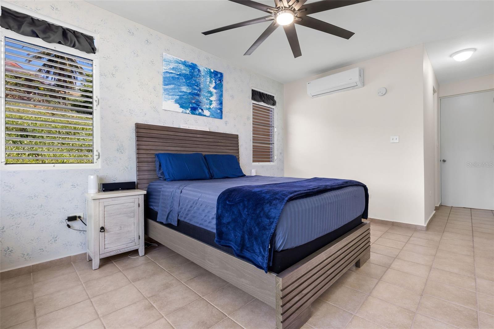 COND HARBOUR LAKES - Residential