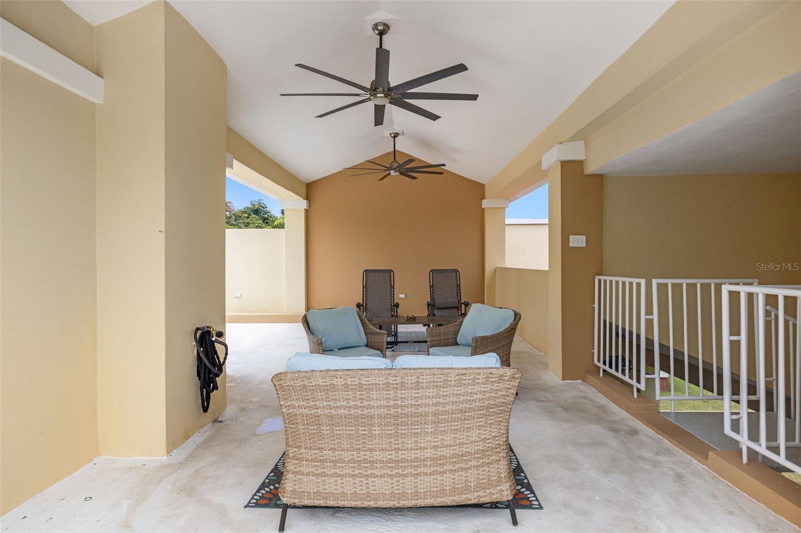 COND HARBOUR LAKES - Residential