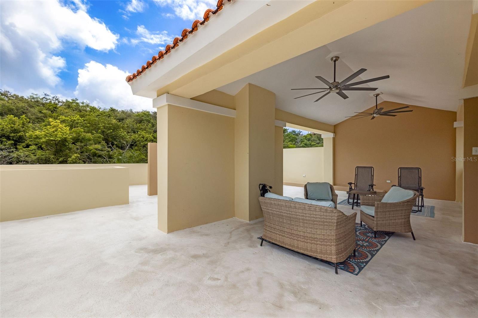 COND HARBOUR LAKES - Residential