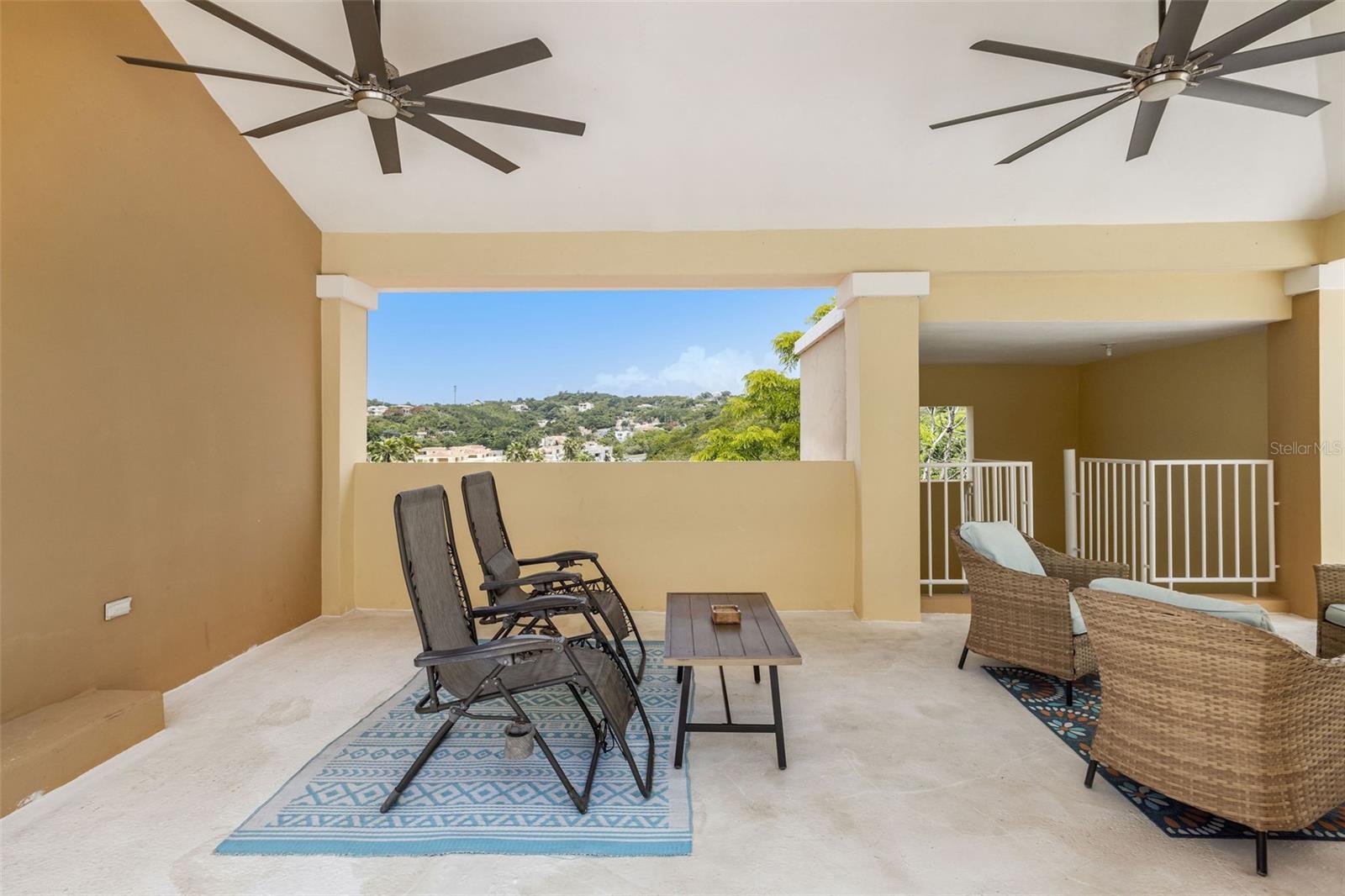 COND HARBOUR LAKES - Residential