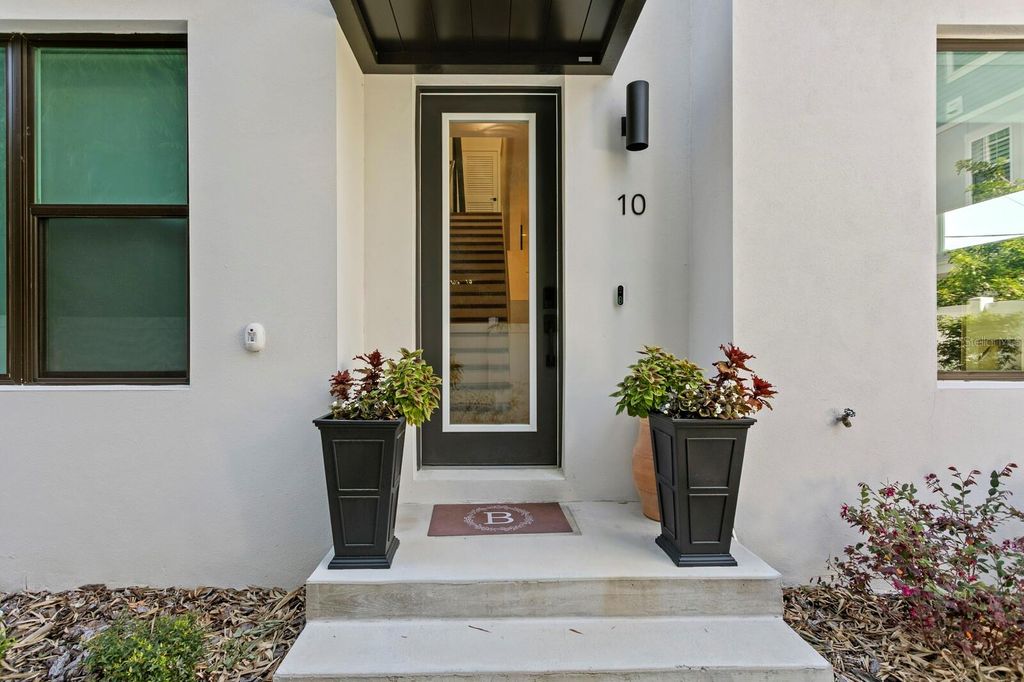 Photo of 2506 W Cleveland Street #10, Tampa, FL 33609 (MLS # TB8487292)