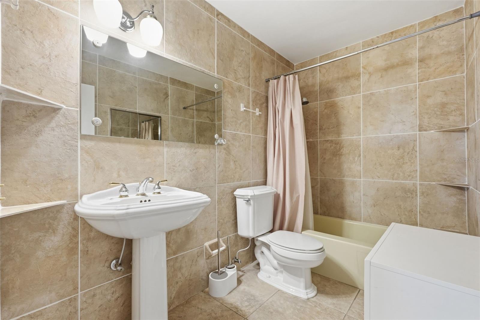 ON TOP OF THE WORLD - Residential