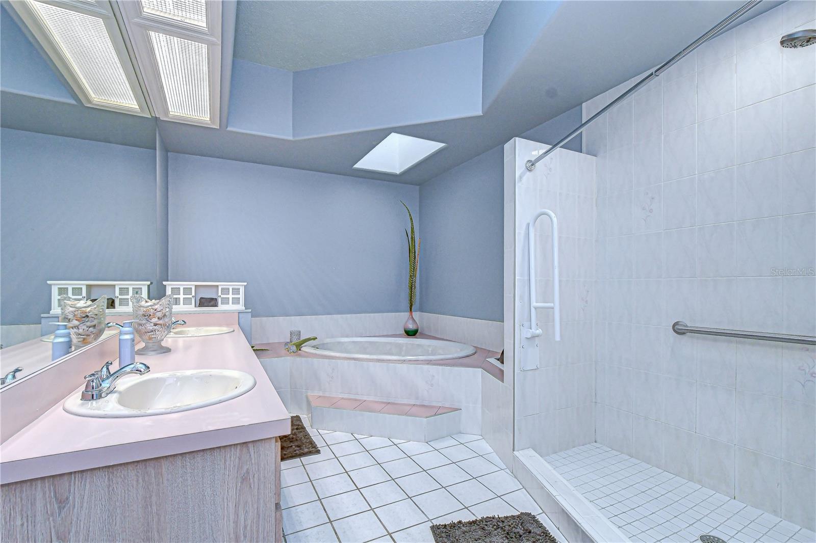 DRAKES PLACE - Residential