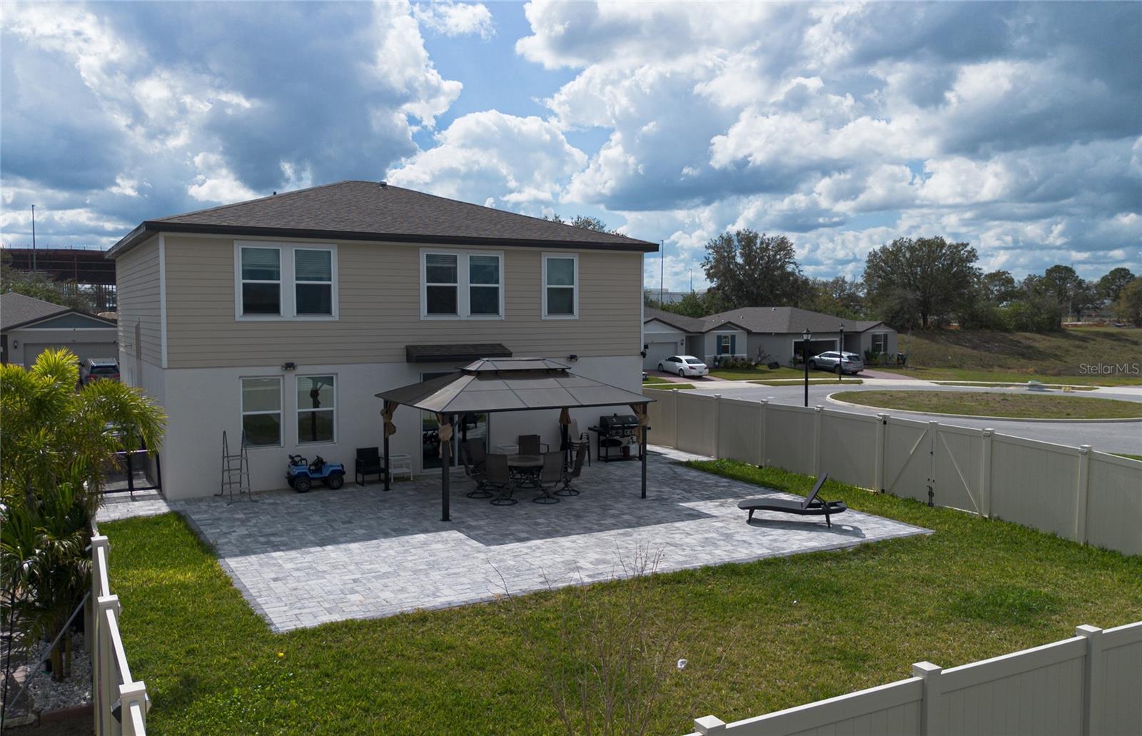 953 CAMBRIDGE DRIVE