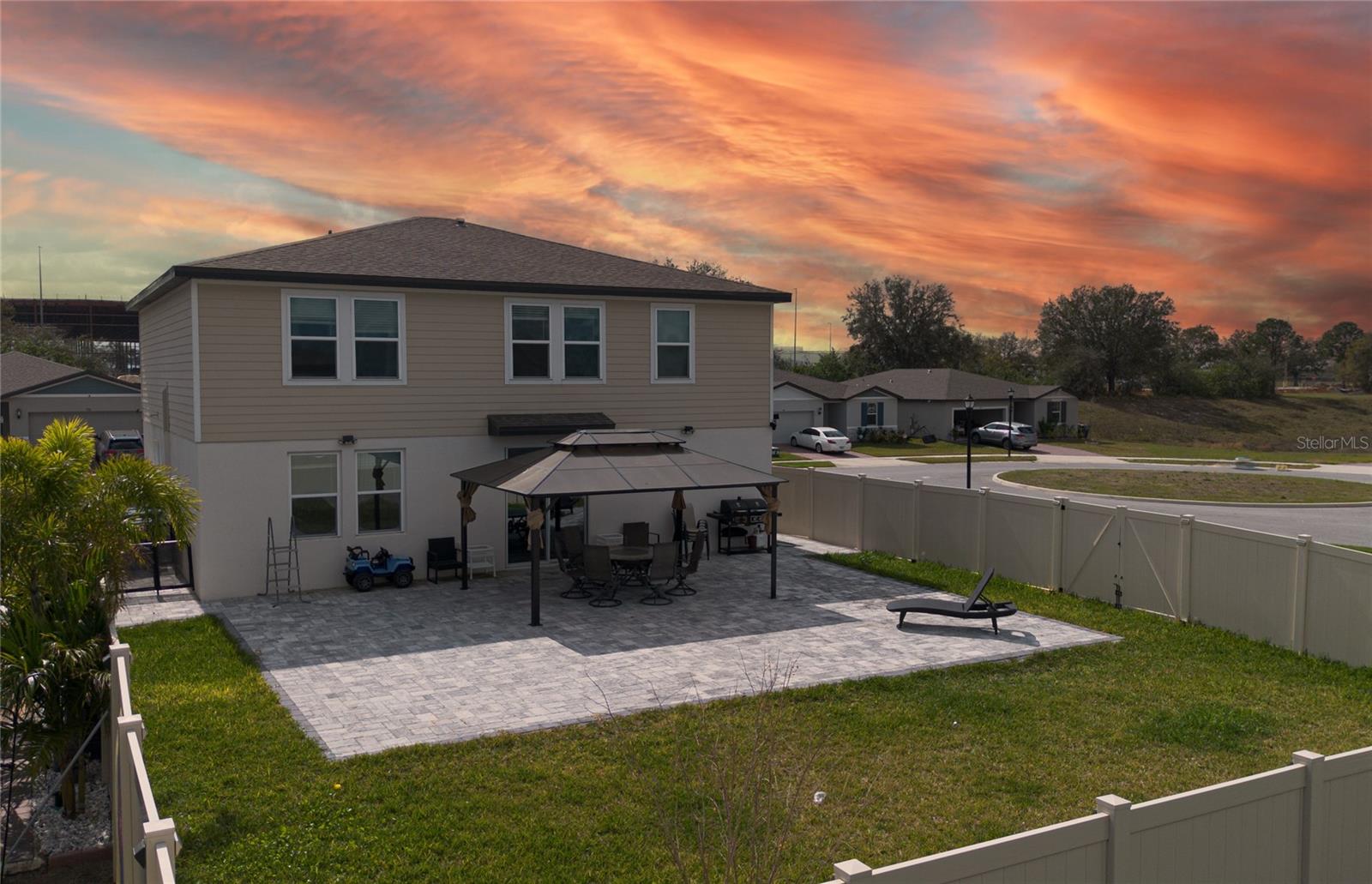 953 CAMBRIDGE DRIVE