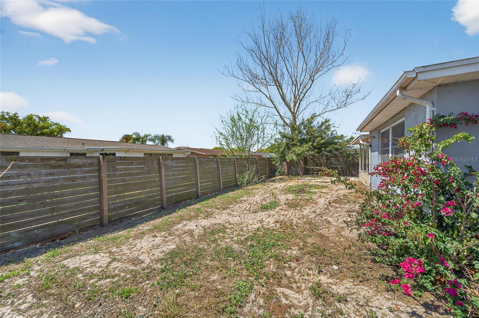 COLONIAL HILLS - Residential