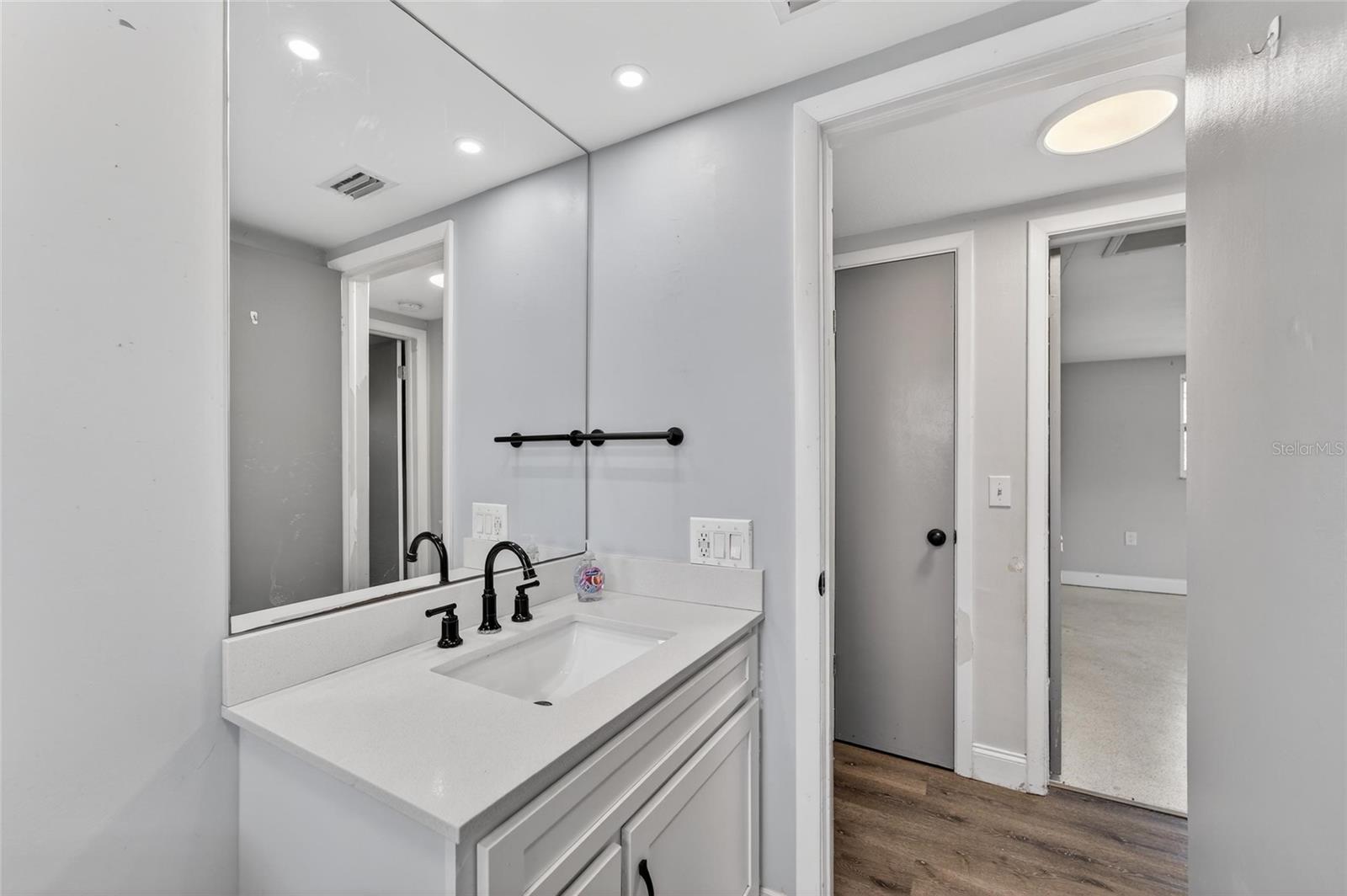 COLONIAL HILLS - Residential