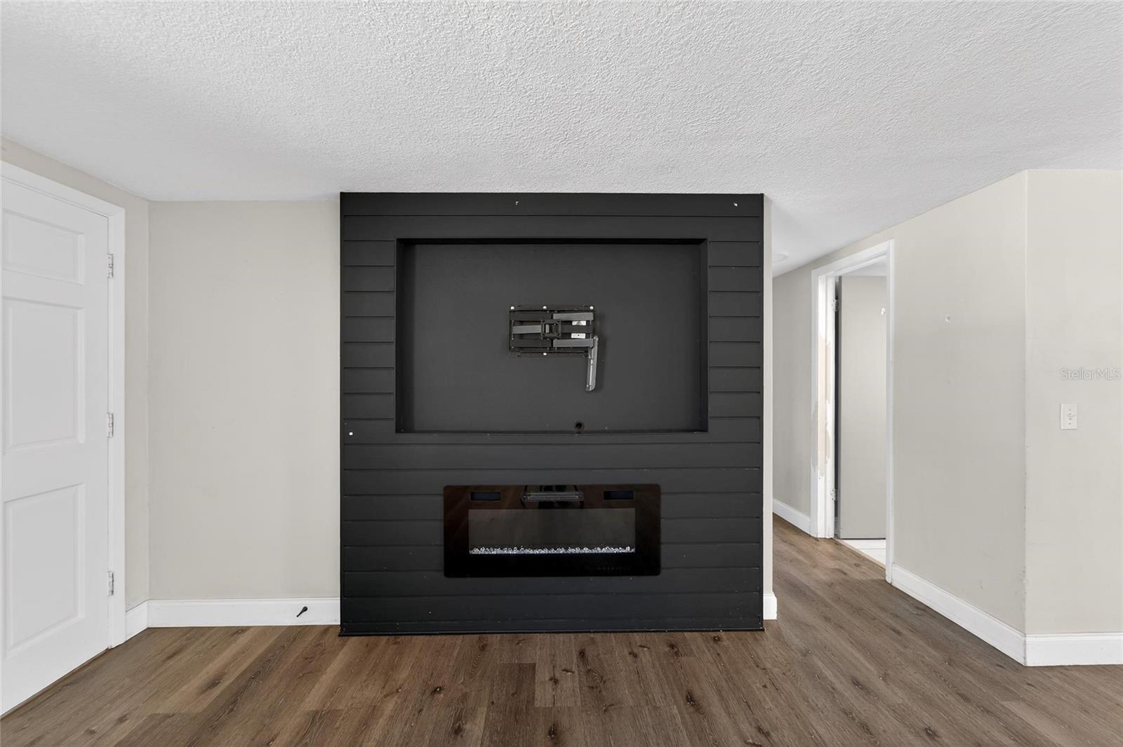 COLONIAL HILLS - Residential