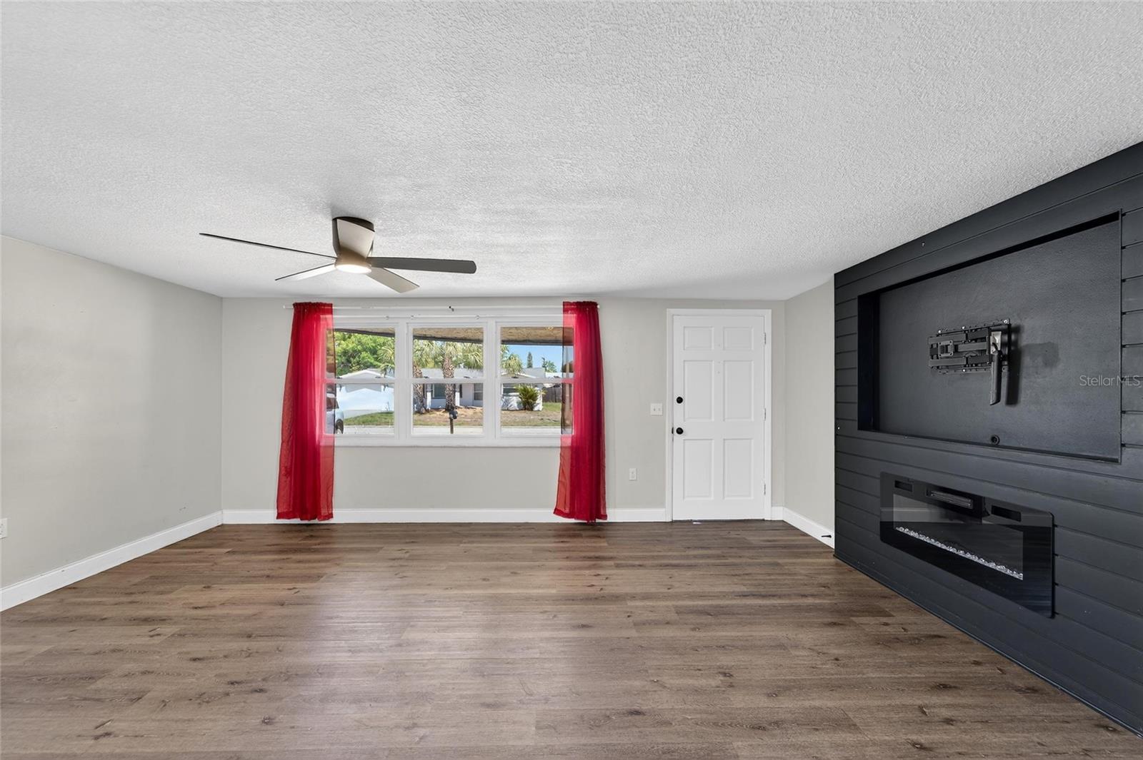 COLONIAL HILLS - Residential