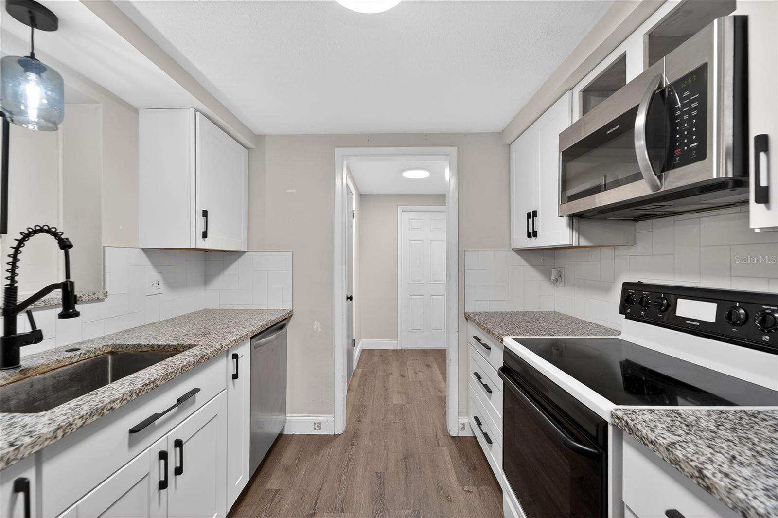 COLONIAL HILLS - Residential