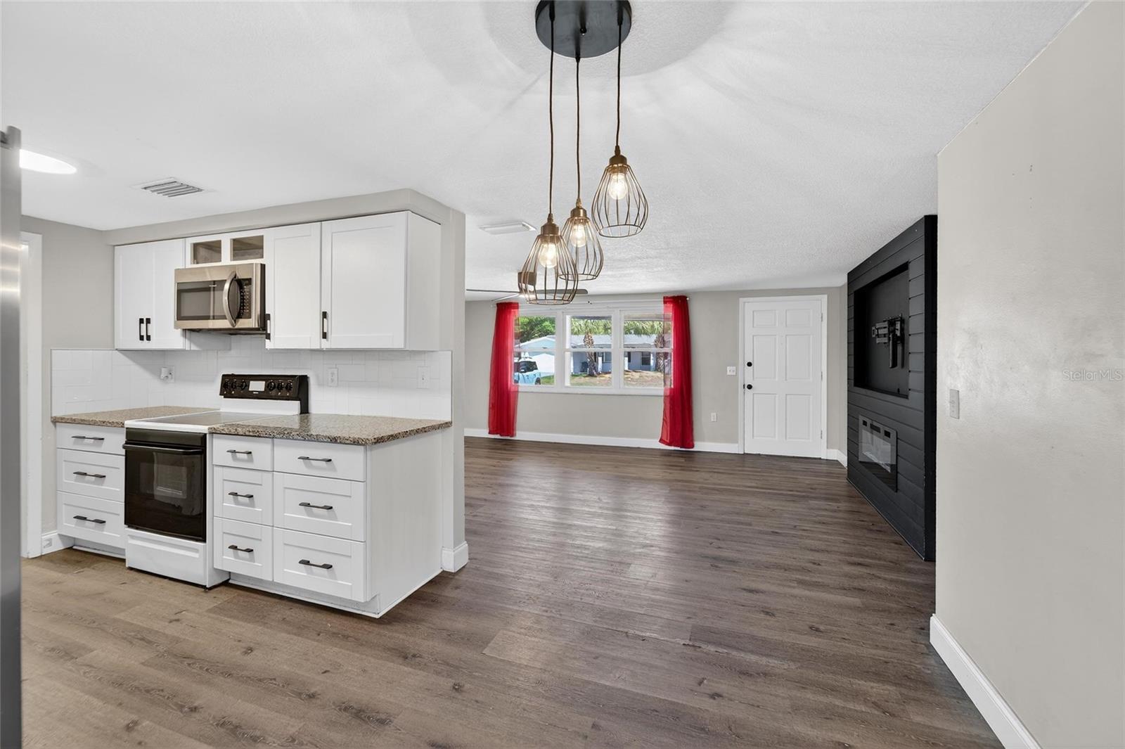 COLONIAL HILLS - Residential