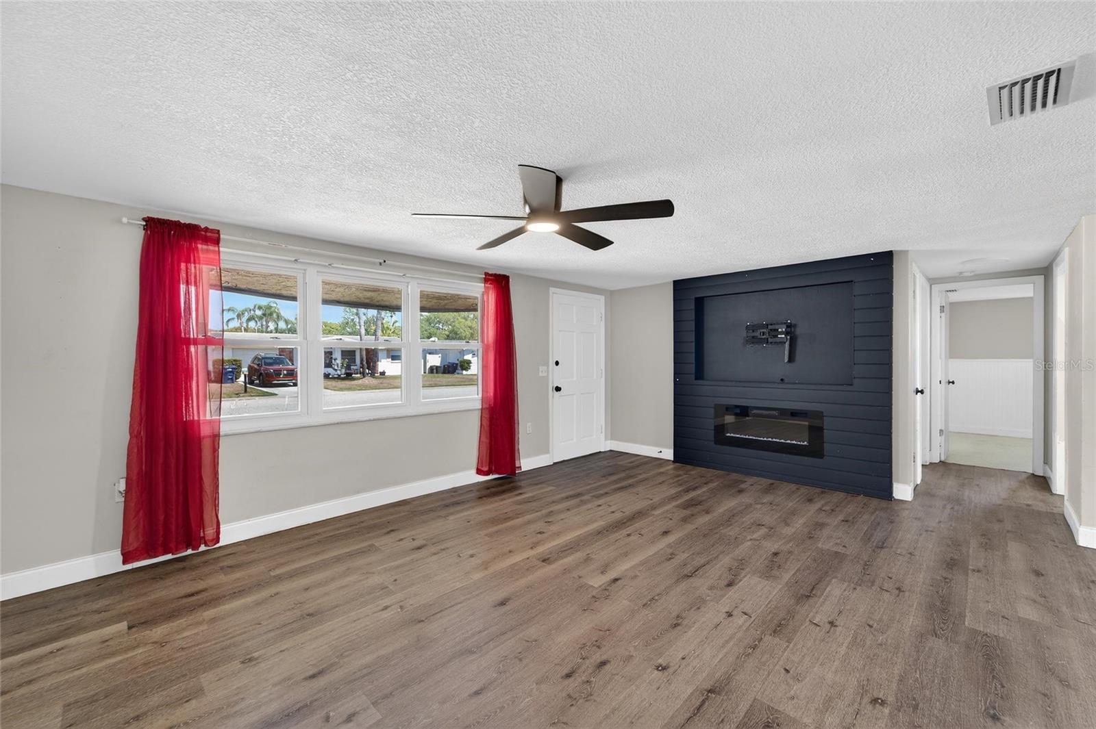 COLONIAL HILLS - Residential