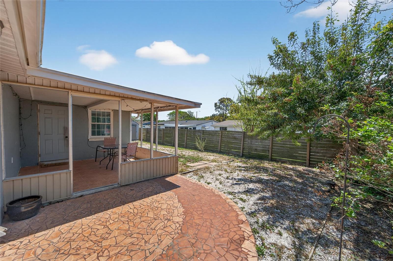 COLONIAL HILLS - Residential