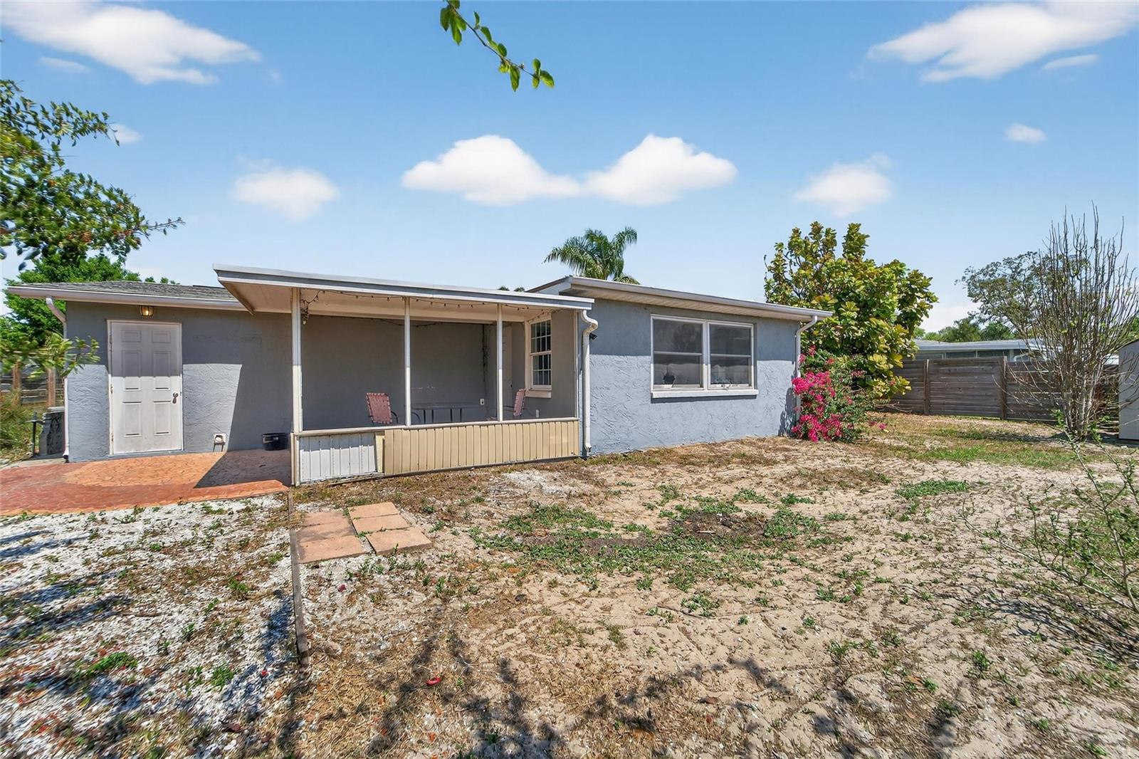 COLONIAL HILLS - Residential