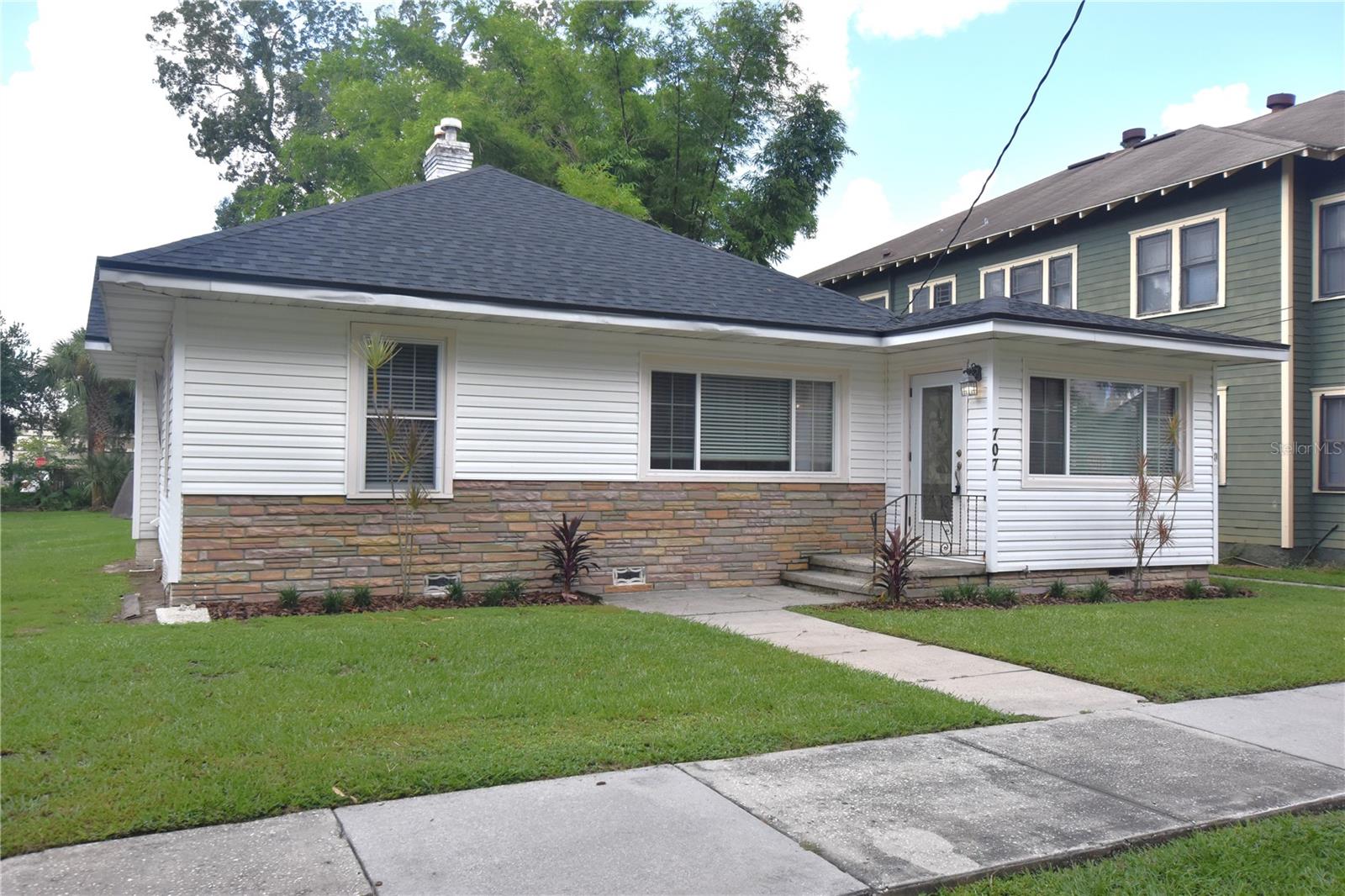 Check out this updated 2 bedroom 1 bath 1/2 duplex in Lakeland's historic district. This home boasts an updated kitchen with new stainless steel appliances and closet pantry, formal ding room off kitchen, freshly painted inside, spacious bedrooms, original wood floors through out home (no carpeting), New washer and dryer are included. Great location walking distance to all downtown Lakeland has to offer. Lawn care is included!
Optional: shed in back yard for additional $100 monthly. Shed is 12x12 aluminum building.
Administration Fee:
Upon approval tenants will be subject to a $250 one-time administration fee.
Resident Benefit Package (Included in rental amount):
-Bi-monthly A/C Filter Delivery
-$100,000 Tenant Liability Insurance/ $10,000 Content Coverage
-PestShare Service
-Identity Protection
-Credit building (All Credit Bureaus)
-Piñata Tenant Rewards Program
-Tenant Portal Access: Online payments & submission of maintenance requests
-24 Hour Emergency Maintenance Hotline
-One time Late Fee Forgiveness
-$500 Rebate after closing if you purchase a home with one of our preferred Realtors