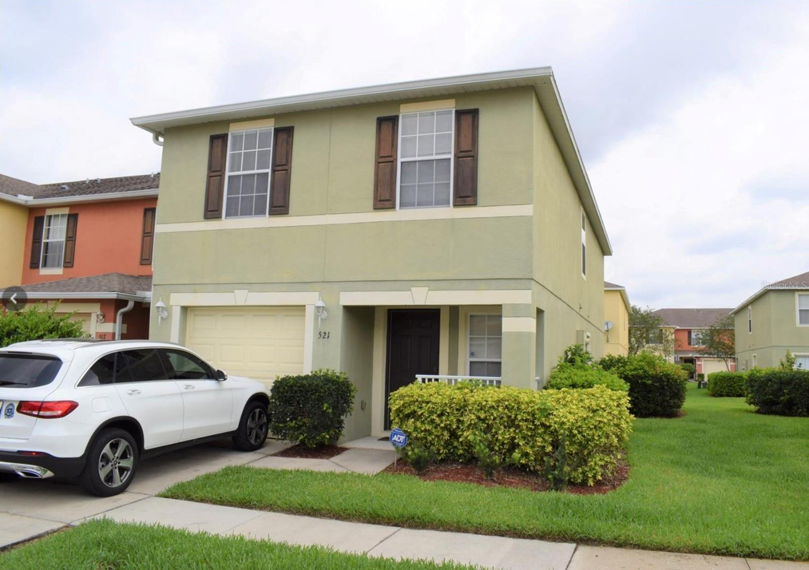 Spacious townhouse in the heart of South Orlando. Hunters Creek, Meadow Woods, Kissimmee, OBT, SR/417, Turnpike, Malls, Groceries and much more only 10 mins away. Schedule your visit today.