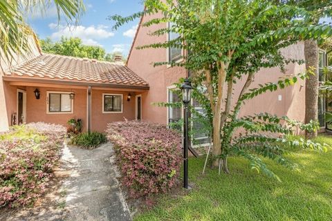 Photo of 607 Saint Johns Ct #607, Winter Park, FL 32792 (MLS # O6340369) Photo of 607 Saint Johns Ct #607, Winter Park, FL 32792 (MLS # O6340369)