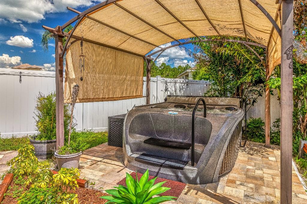 RIVERCHASE - Residential