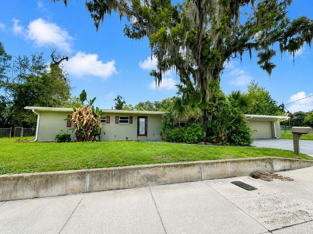 Photo of 910 W 8th Street, Lakeland, FL 33805 (MLS # S5153357)