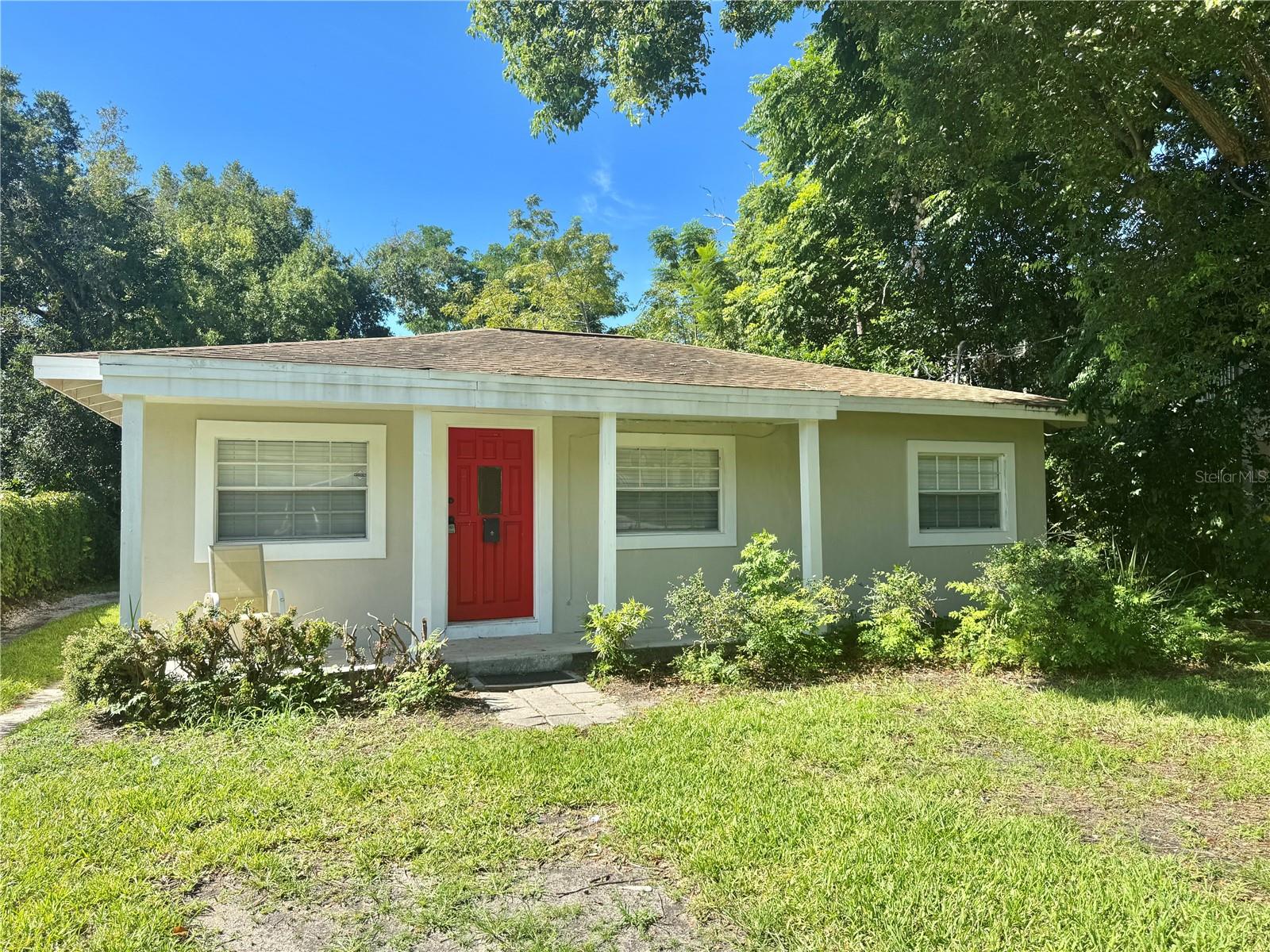 AVAILABLE NOW Prime location cozy home 3 bedrooms and 1 full bath with newly renovated kitchen and bathroom. Central A/C, hard wood floors. Very easy to show. Schedule your private showing today.