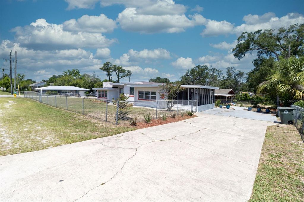 Photo of 601 Berkshire Road, Daytona Beach, FL 32114 (MLS # V4942918)