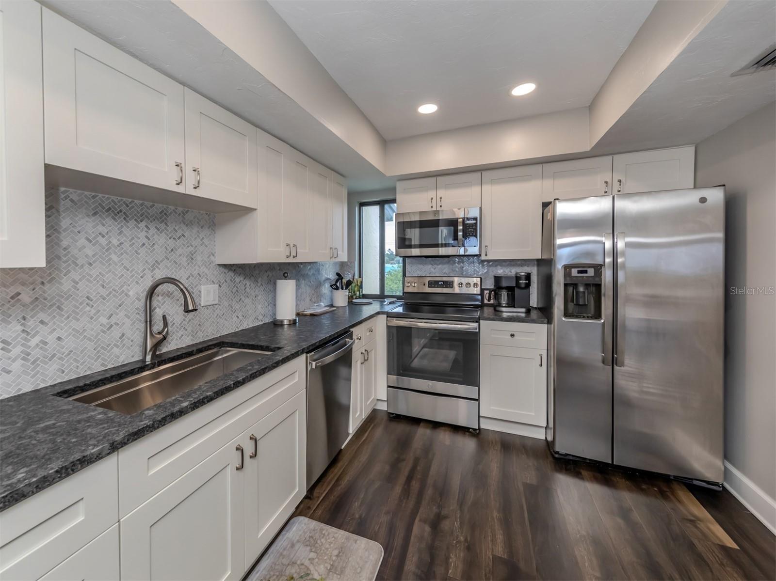MACARTHUR BEACH - Residential
