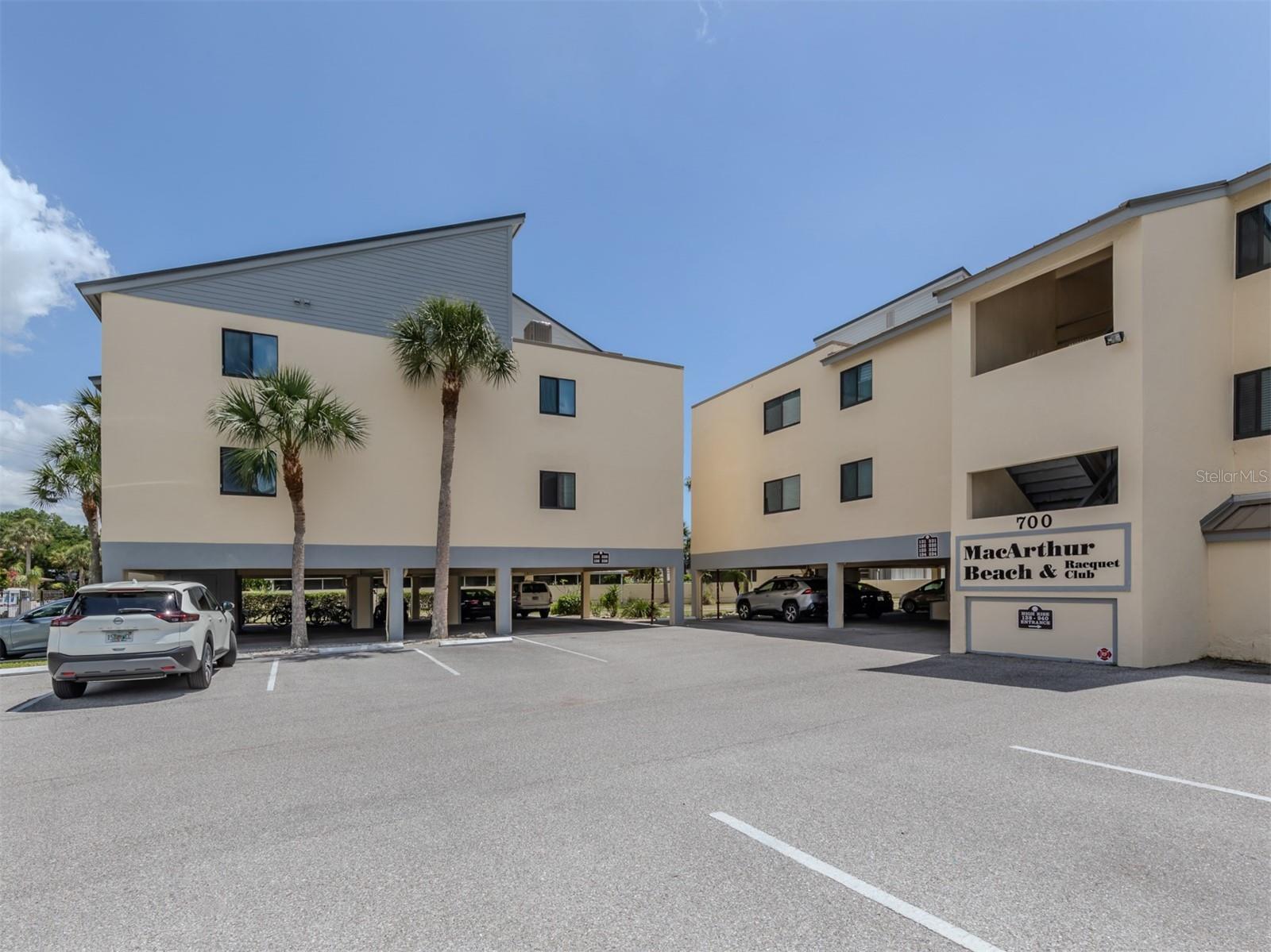 MACARTHUR BEACH - Residential