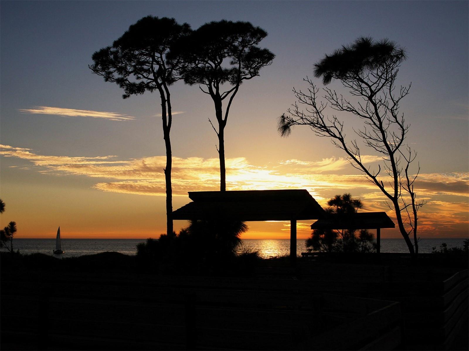 MACARTHUR BEACH - Residential
