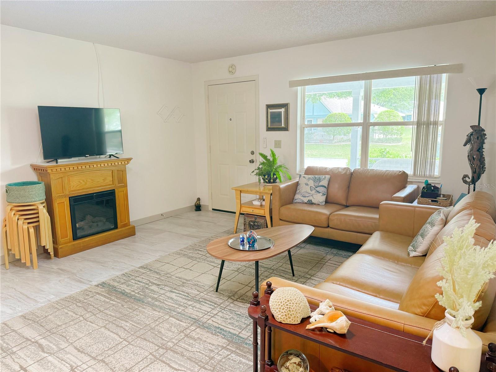 ON TOP/WORLD REP PH 01B SEC - Residential