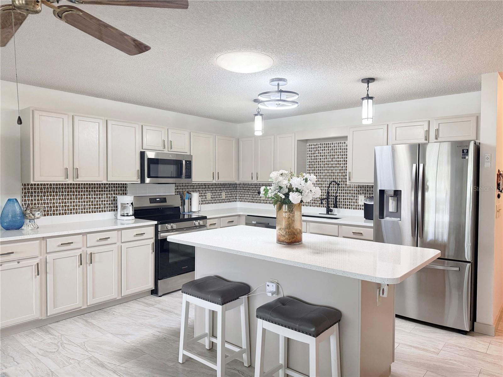 ON TOP/WORLD REP PH 01B SEC - Residential