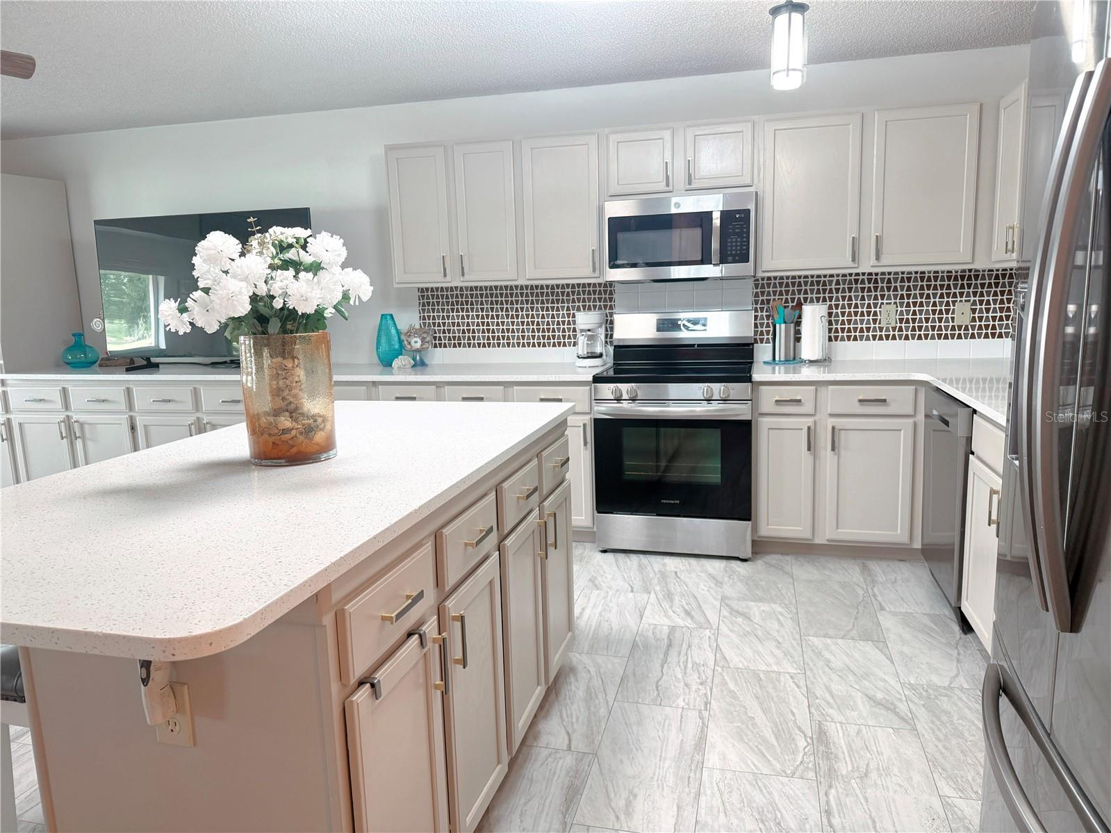 ON TOP/WORLD REP PH 01B SEC - Residential