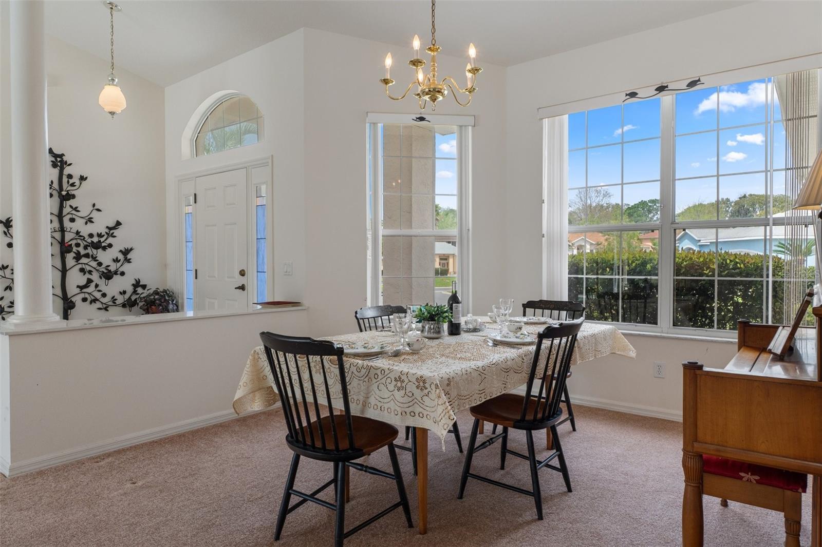370 W BARCLAY COURT