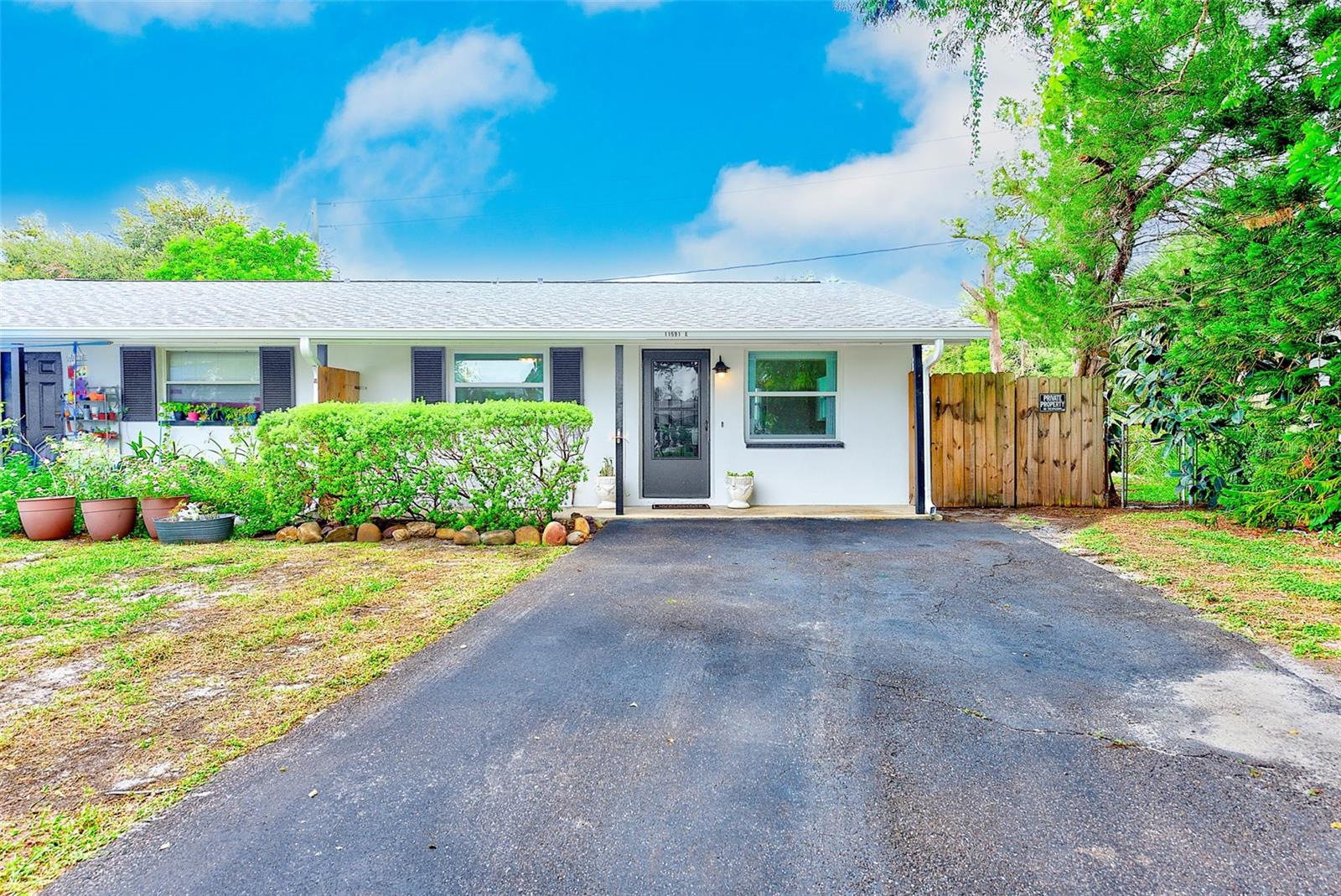 Light and Bright, recently remodeled and refreshed 1/2 duplex is ready for immediate occupancy. 2 bedrooms, 1.5 baths with a fenced backyard, laundry room. Open parking out front. Centrally located. Call today to take a tour.