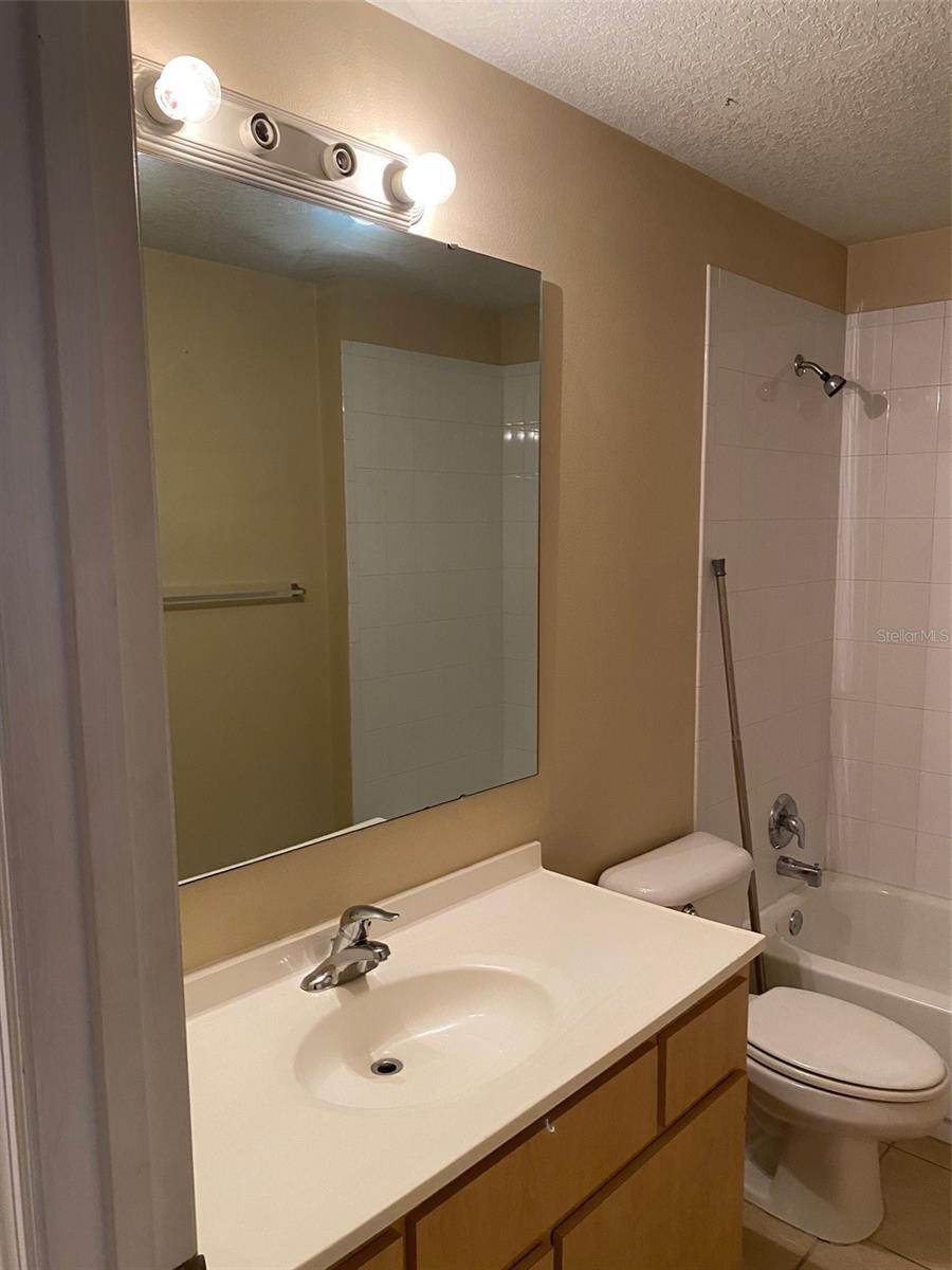 ROYAL OAK ESTATES FIFTH ADD - Residential Lease