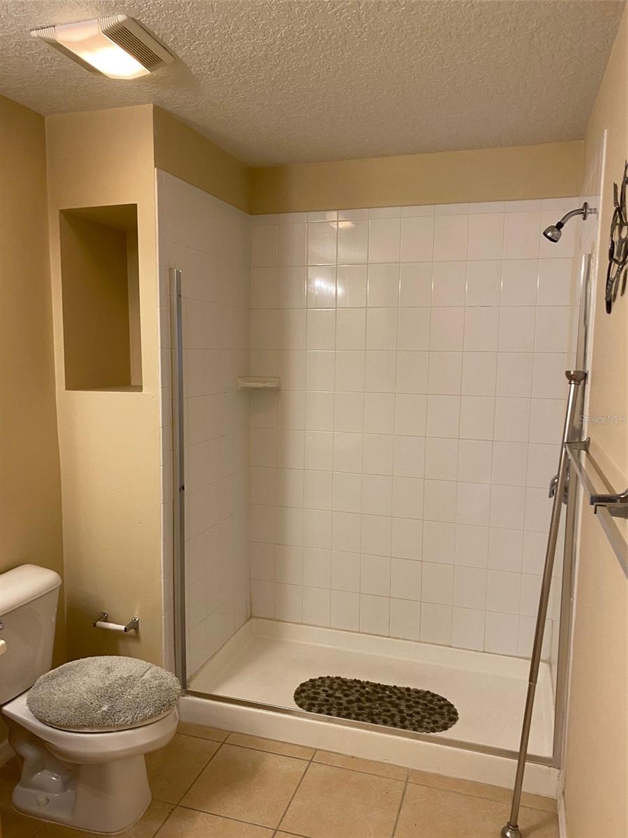 ROYAL OAK ESTATES FIFTH ADD - Residential Lease