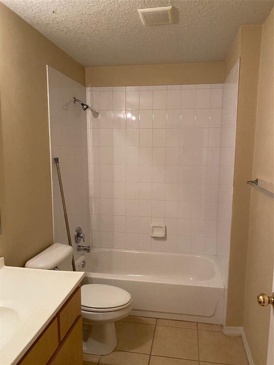 ROYAL OAK ESTATES FIFTH ADD - Residential Lease