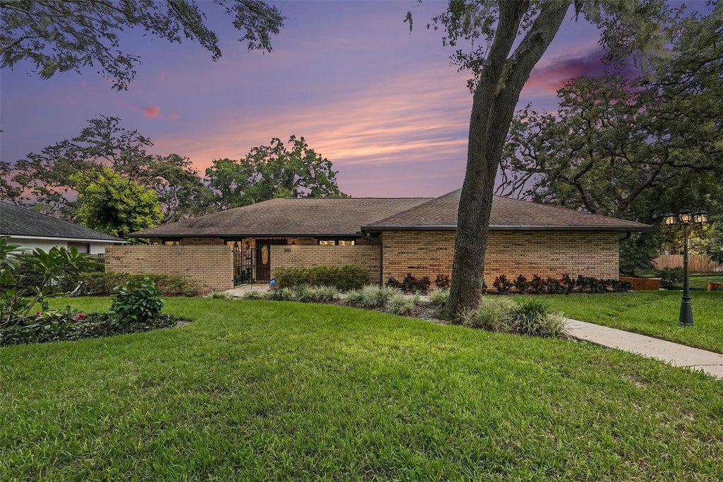 Photo of 201 Wild Oak Drive, Brandon, FL 33511 (MLS # A4707112)
