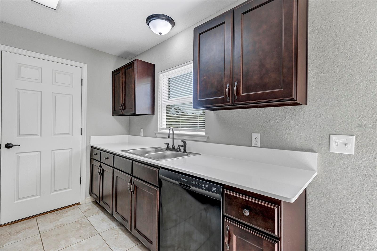 SEC 24 TWP 16 RGE 23 PLAT BOOK J PAGE 294 SILVER S - Residential Lease