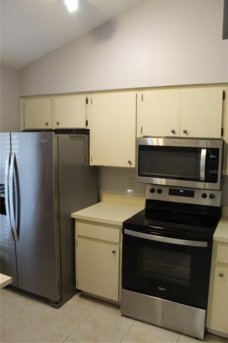 LAURELON VILLAGE OF MEADOWOOD - Residential Lease