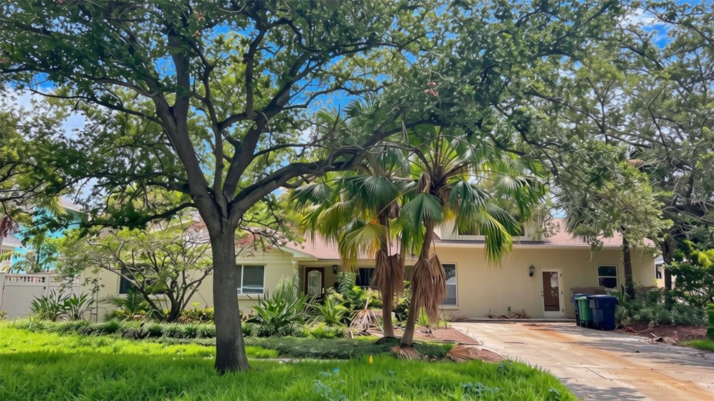 Photo of 410 Erie Avenue, Tampa, FL 33606 (MLS # TB8534304)