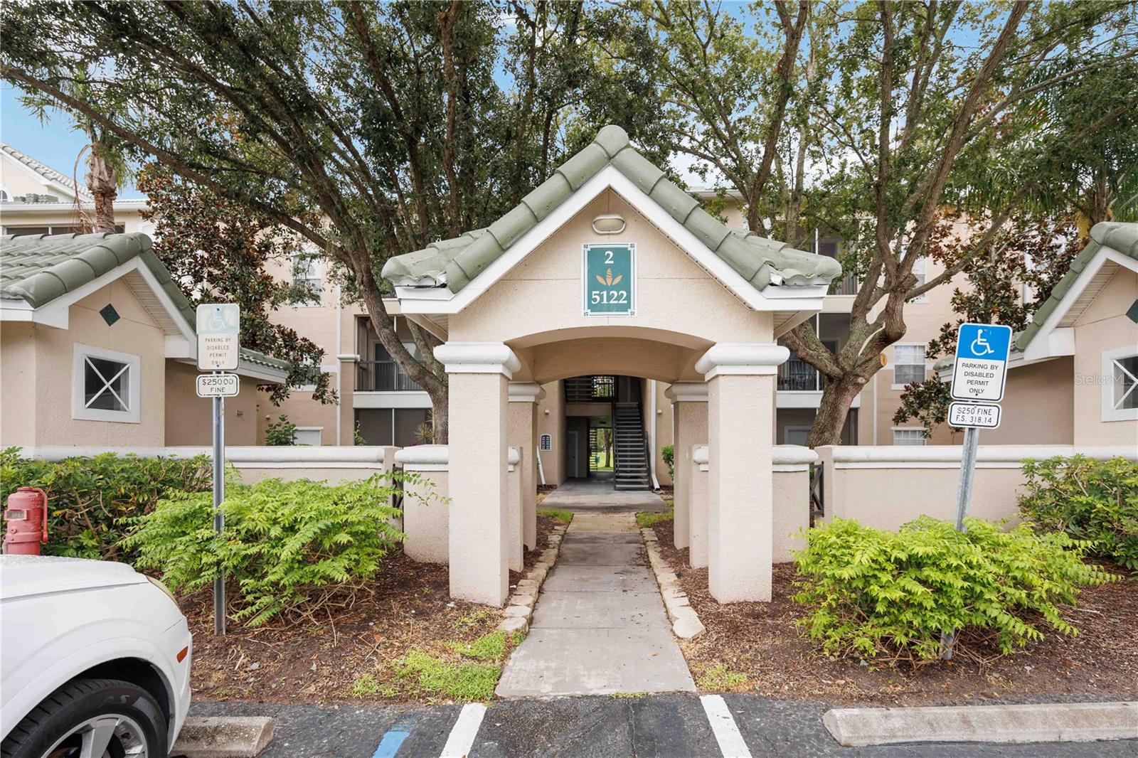 Ready for immediate occupancy, located in Palmer Ranch. The Serenade is a great property, with gated entrance, close to beaches, travel and I-75. Easy to show, come see it today.