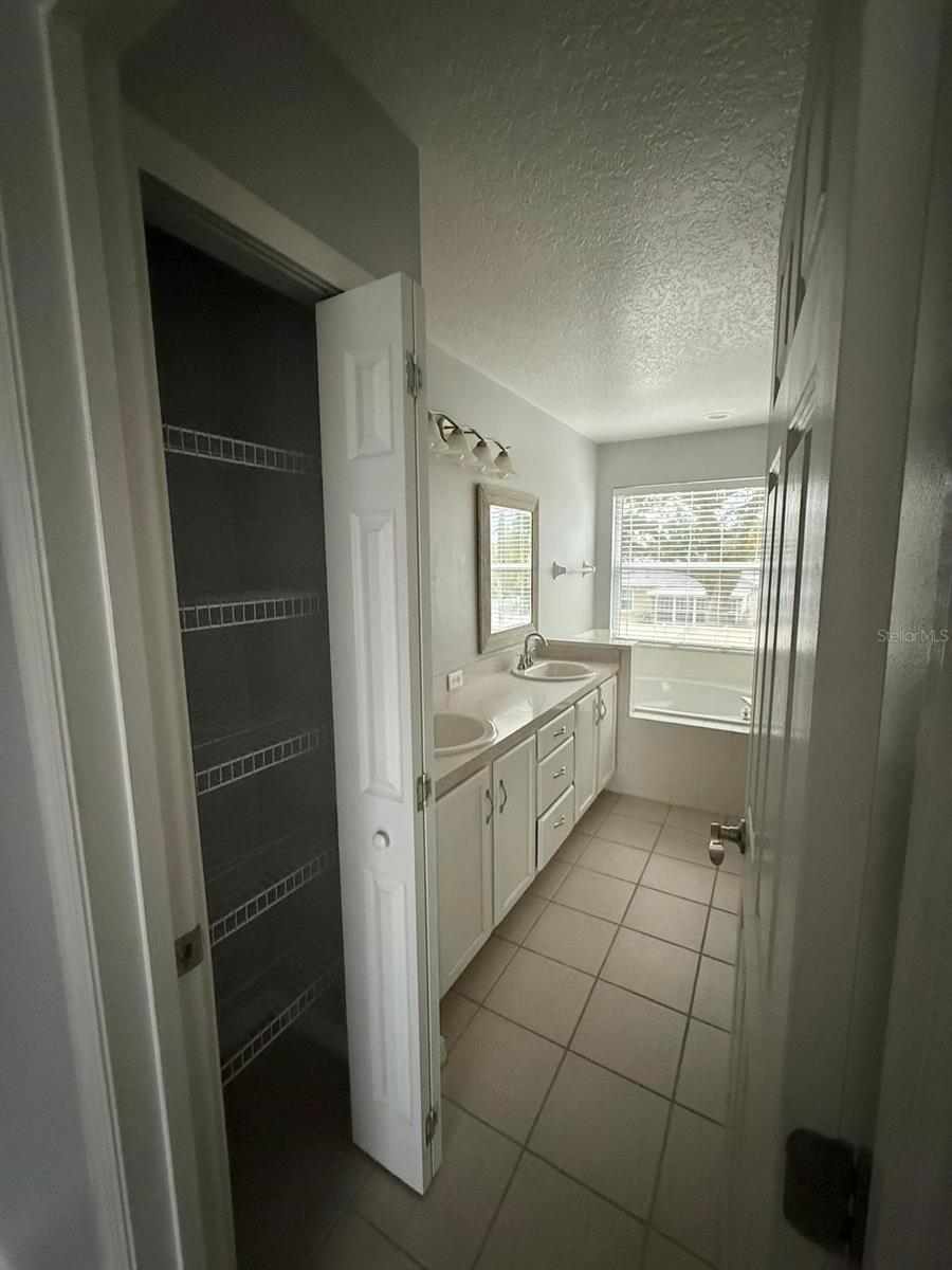 HUNTERS CREEK TR 526 PH 01 - Residential Lease